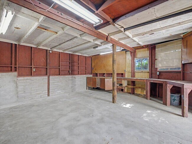 Building Photo - Charming 3-Bedroom Home with Spacious Yard & Versatile Storage!