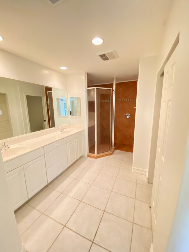 Building Photo - WCR CONDO