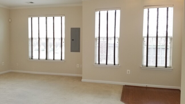 Building Photo - 3 Level *END UNIT* townhouse in Frederick ...