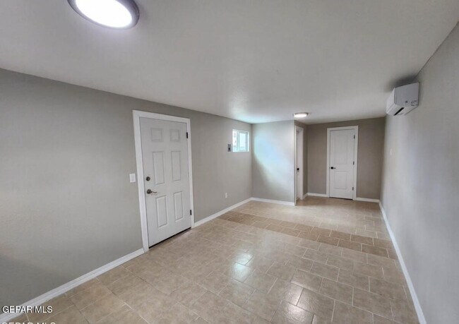 Building Photo - 116 N Clark Dr