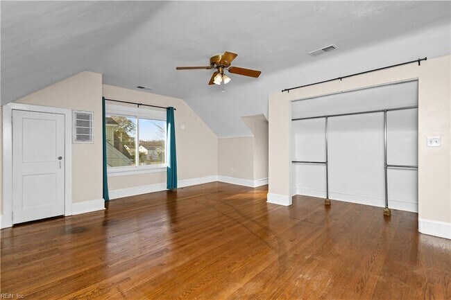 Building Photo - 3537 Buckingham St