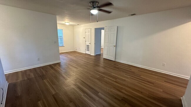 Building Photo - Recently Updated 3/2 Newer Kitchen, Deck &...