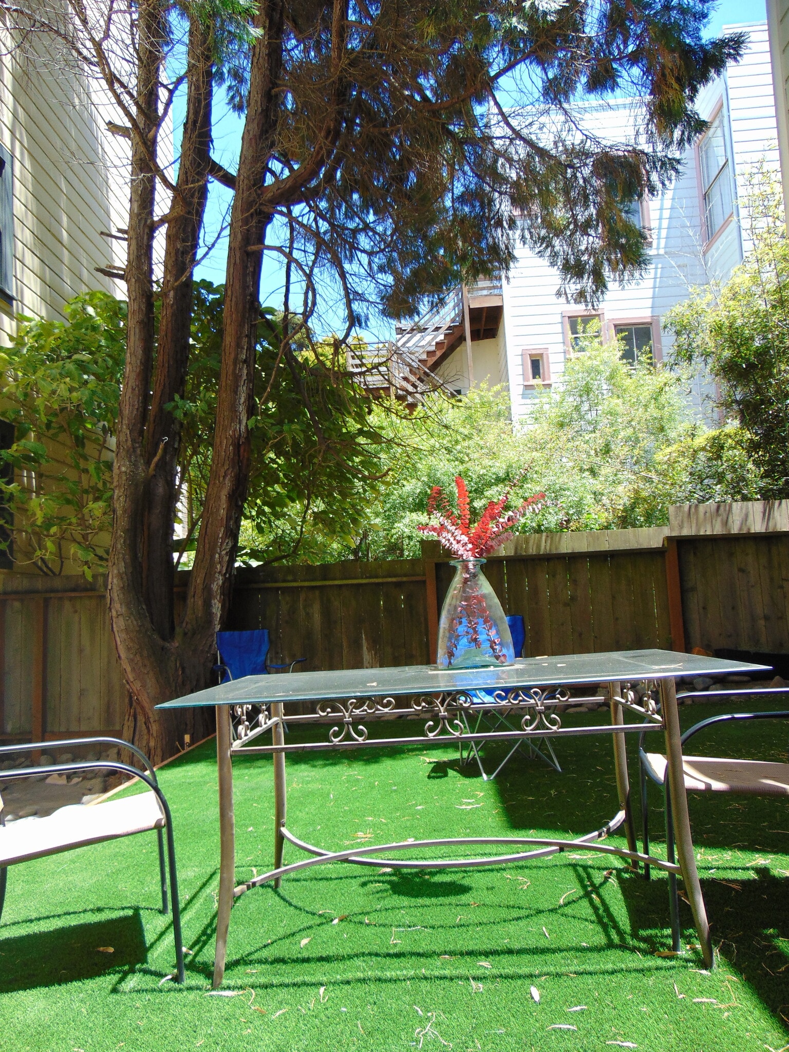 Backyard, astroturf, table and chair - 1386 Page St