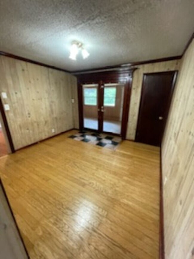 Building Photo - Large 4 Bedroom 2 Bathroom House for Rent