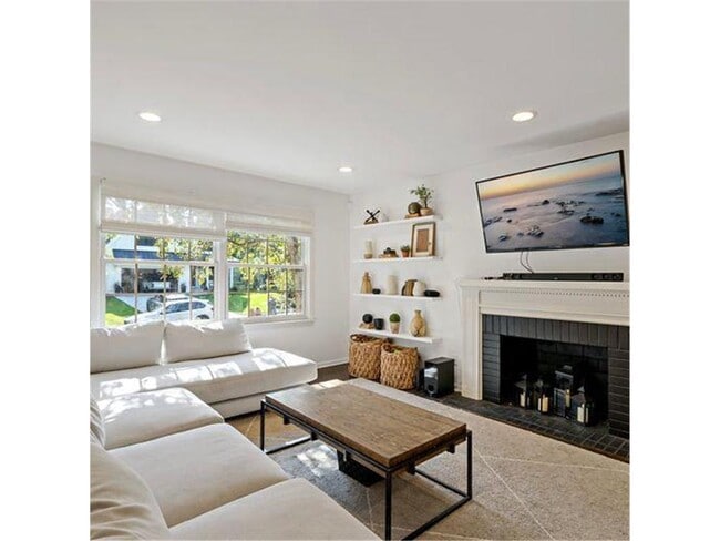 Building Photo - 4520 Vandervork Ave