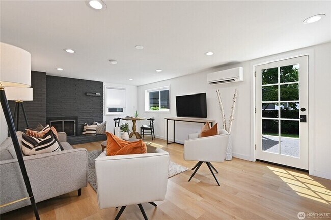 Building Photo - 2607 31st Ave W