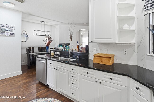 Building Photo - 450 La Travesia Flora