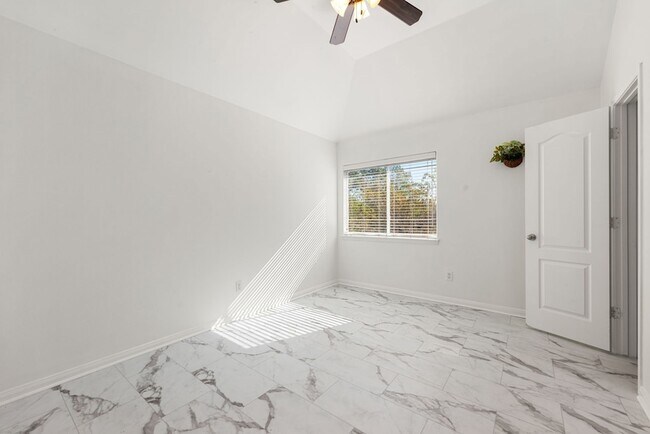 Building Photo - 14910 Lake Woodbridge Ct