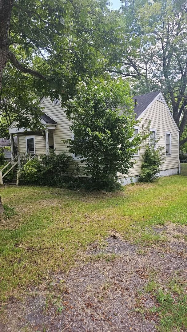 Building Photo - NOW AVAILABLE!! COME SEE ME!