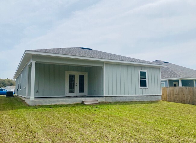 Building Photo - Over 2,000 Sq Ft! 4BR Home w/ En Suite Guest Room