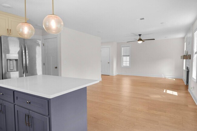 Building Photo - Pet Friendly Three Bedroom with Bonus!