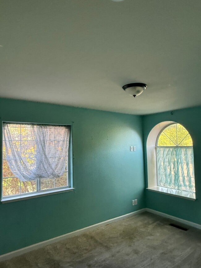 Building Photo - 3 bedroom 2.5 bathroom house in the heart ...