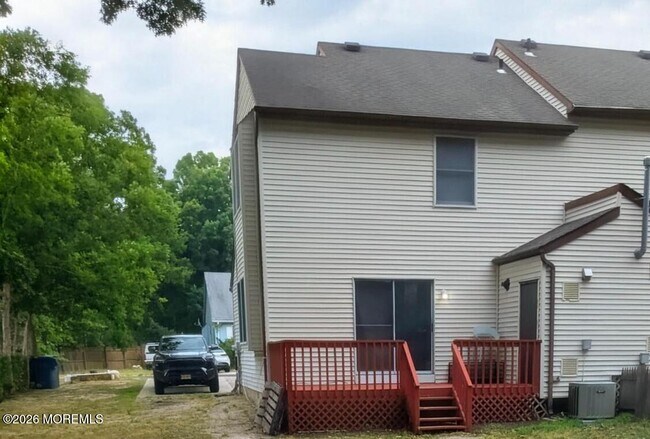 Building Photo - 42-44 Winged Foot Ln