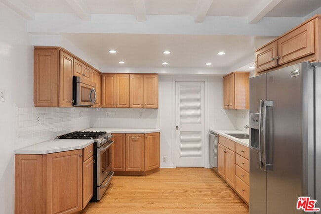 Building Photo - 329 N Swall Dr