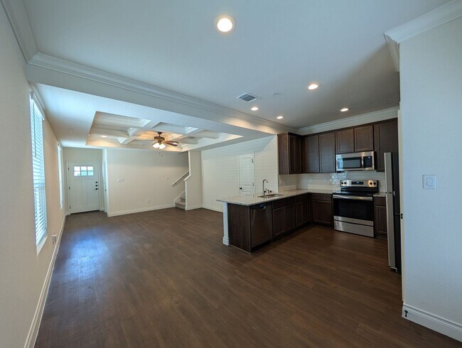 Building Photo - 1 MONTH FREE RENT / Close to HWY for Commu...