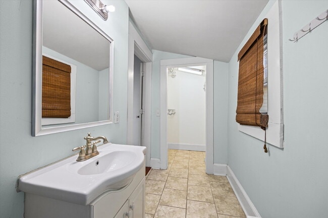 Building Photo - 512 Banks St