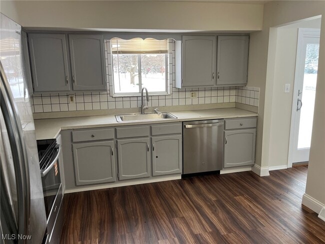 Building Photo - 8671 Ashwood Dr