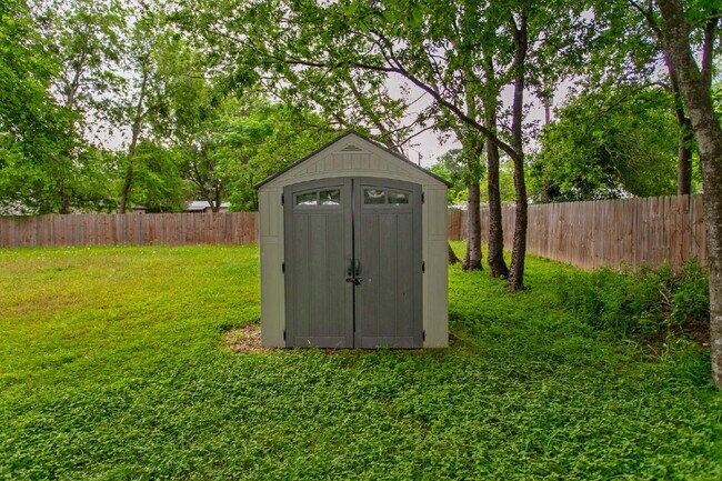 Building Photo - 2304 Staunton Dr