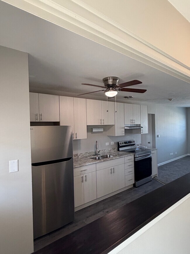 Building Photo - Colonial Gardens