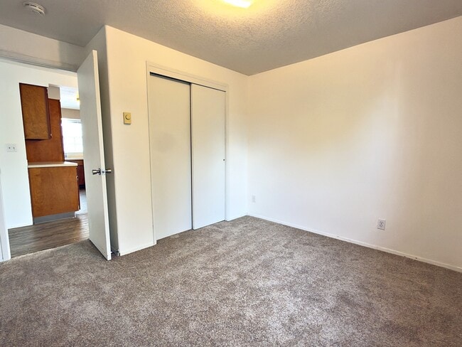 Building Photo - 905 NE 94th Ave