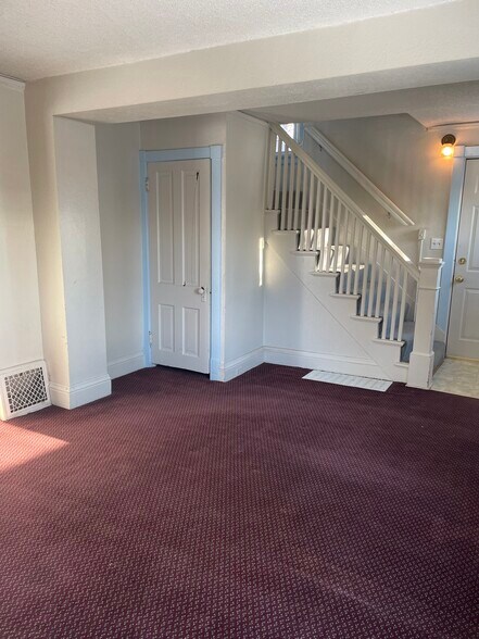 Building Photo - 526 1/2 E 7th St