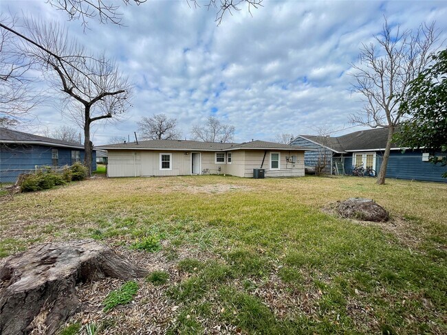 Building Photo - 6144 Doulton Dr