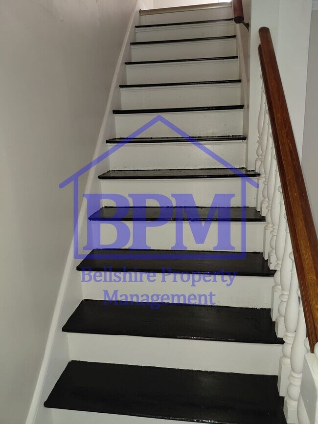 Building Photo - Freshly Renovated 3 Bed, 1 Bath Duplex – G...