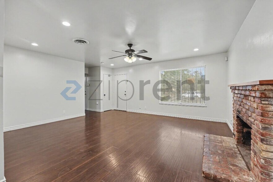 Building Photo - Unit