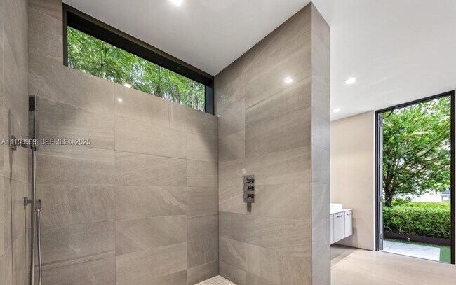 Building Photo - 440 Mola Ave