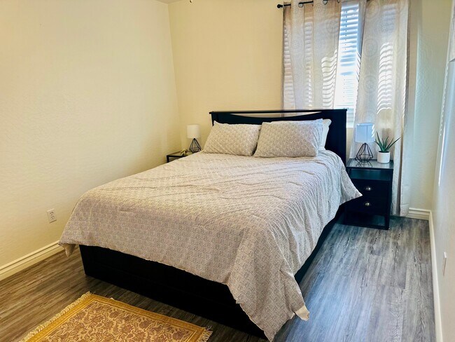 Building Photo - 2745 E Hartford Ave