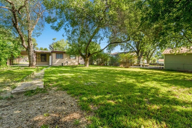Building Photo - Highland Park Gem- 3/1 with Large Yard