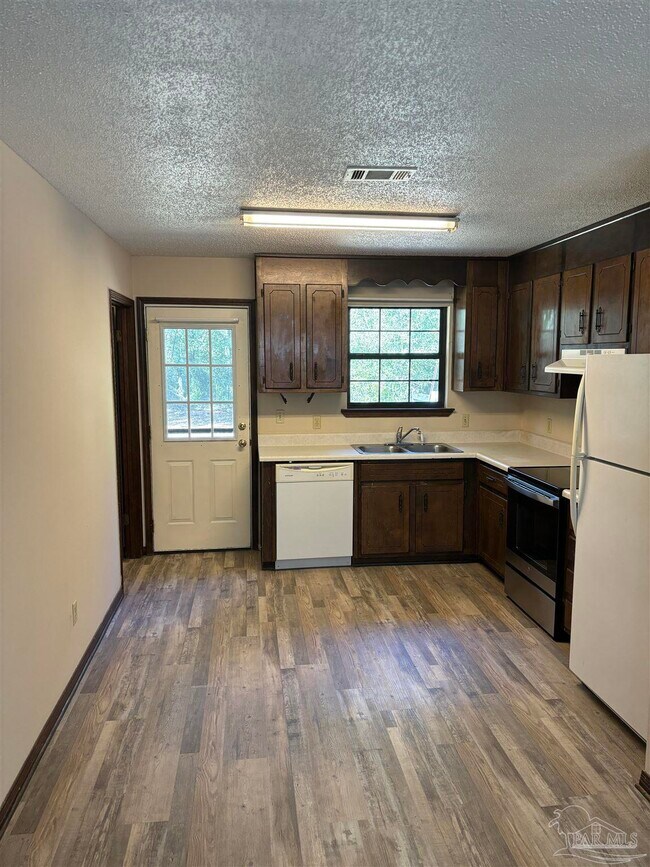 Building Photo - 5682 Crestwood Dr