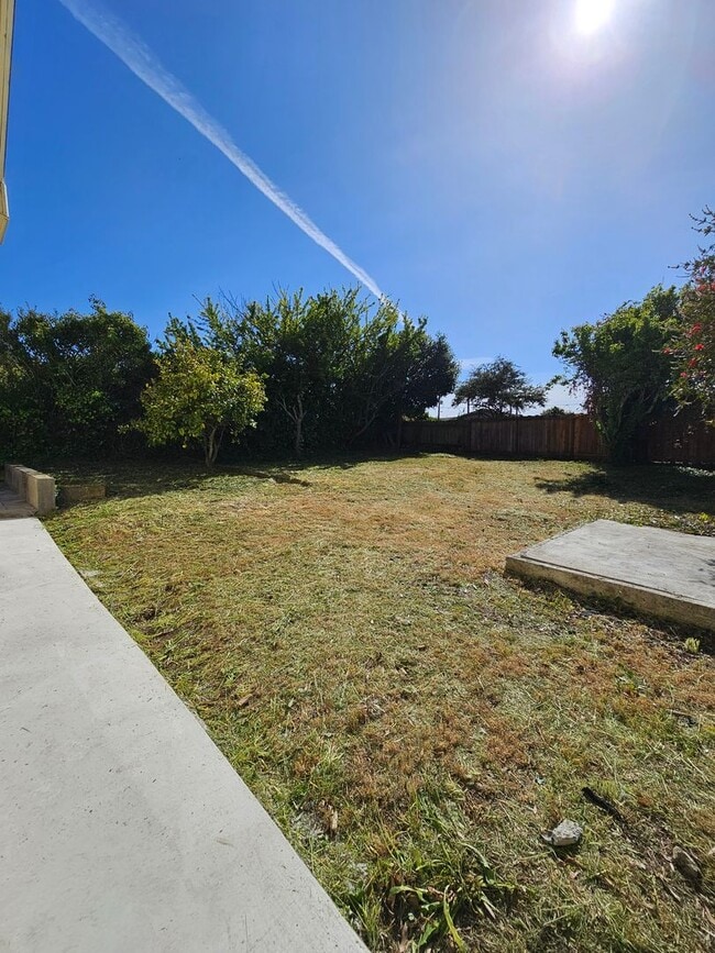 Building Photo - Large 5 bedroom 2 bath Split Level House w...