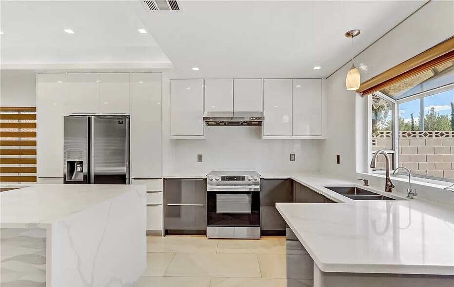 Building Photo - 8217 Gillette St