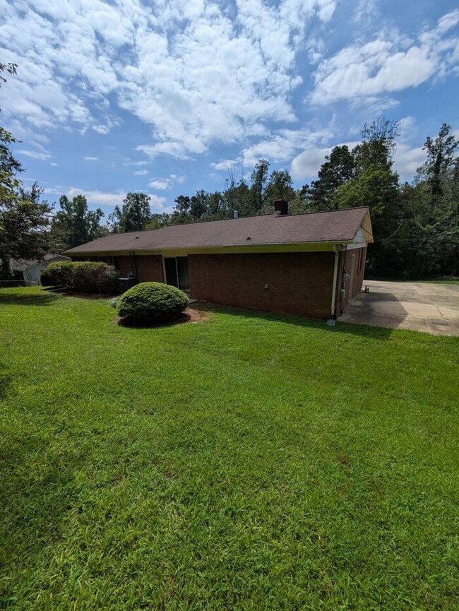 Building Photo - 3BD/2BA Single Family Home w/ Garage in Hickory