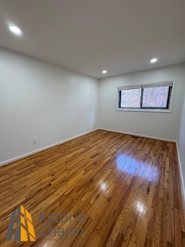 Building Photo - Spacious 5 Bedroom 3 Bath + Den Single Family Detached Home