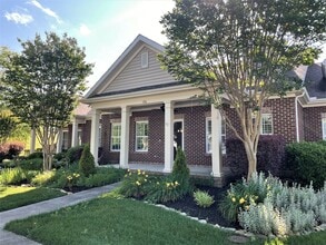 Building Photo - Charming 2 bedroom plus Bonus and Waterfront Amenities in Oak Ridge!