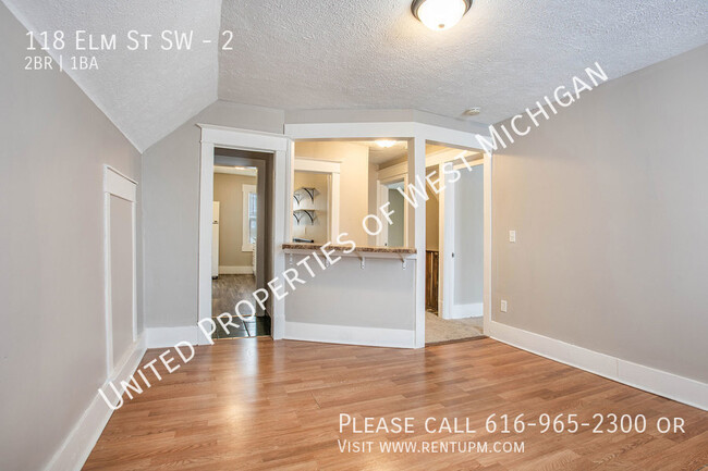 Building Photo - Available Now | Cute 2 Bedroom, 1 Bath Upp...