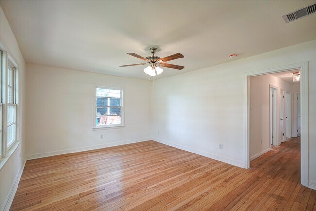 Building Photo - 1319 Elm St