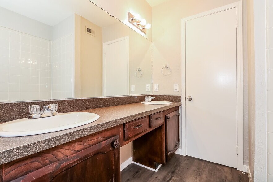 Building Photo - 7529 Ashwood Cir