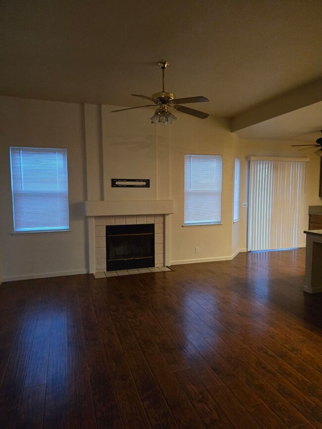 Building Photo - Pet Friendly Home!