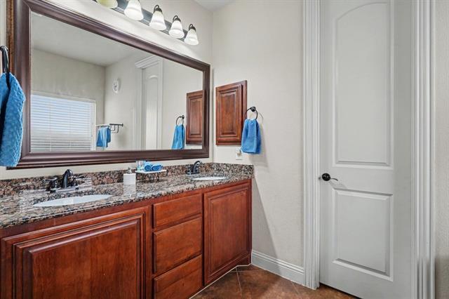Building Photo - 2412 Lynbridge Dr