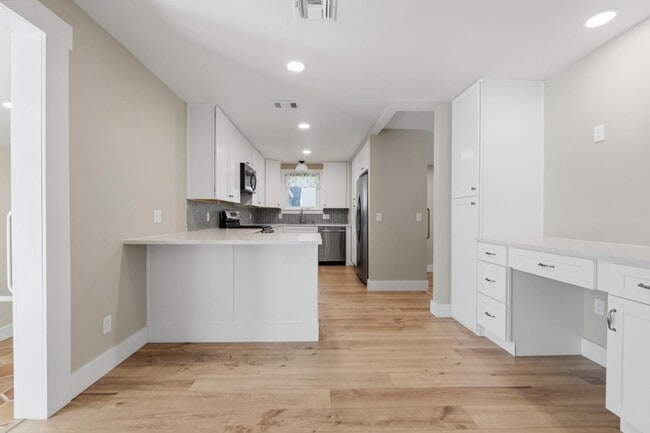 Building Photo - 103 W Centre St