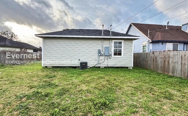 Building Photo - 2 Bed/1 Bath Condo with Fenced Yard / Pet-Friendly / Vouchers Accepted / Available Now!