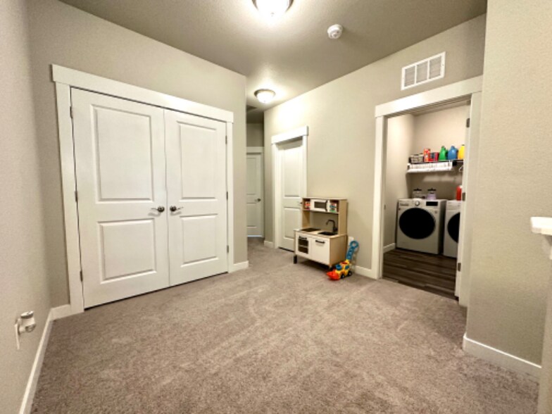 Building Photo - 6555 Carriage Meadows Dr