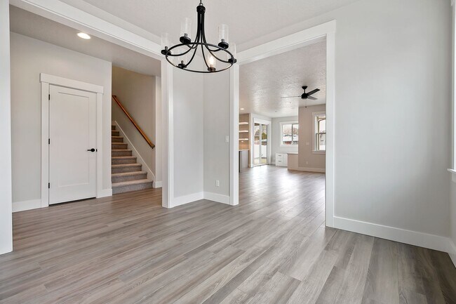 Building Photo - Luxury 5 Bed, 3 Bath home with over 3,000 sq. ft.