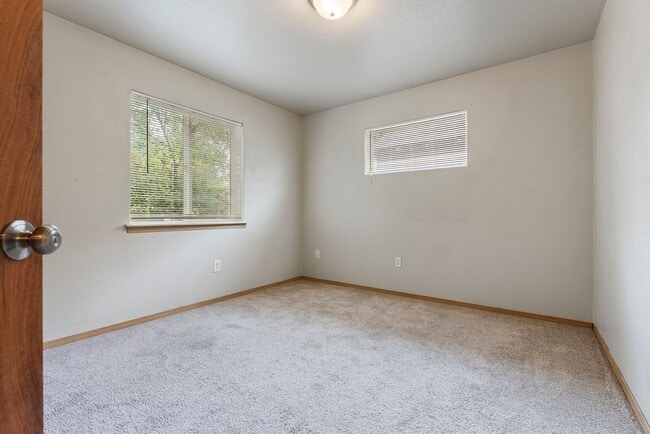 Building Photo - 4 bed, 2.5 bathroom House available