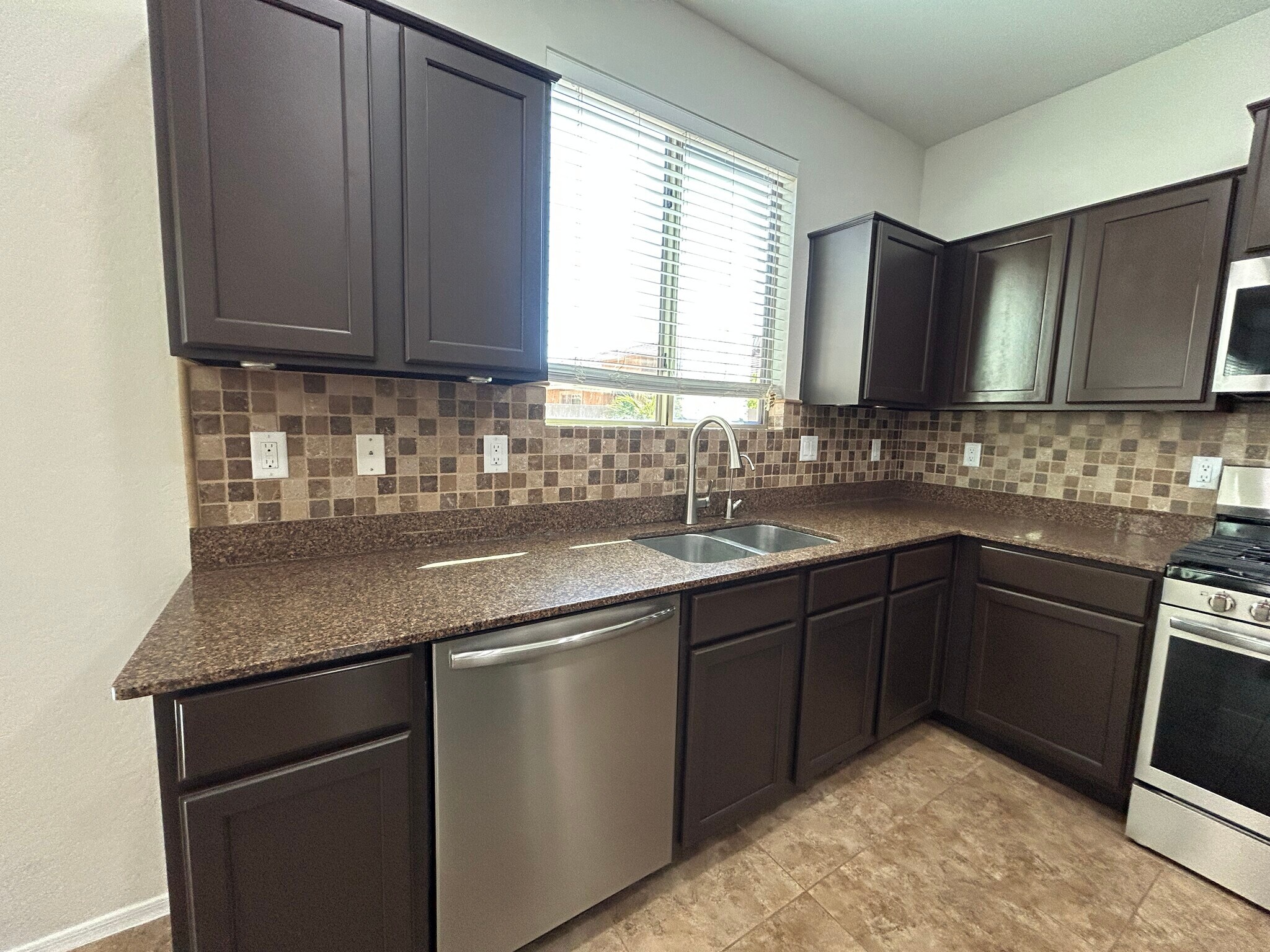 Building Photo - 4123 E Cherry Hills Dr