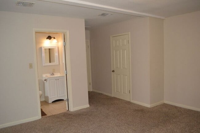 Building Photo - Charming 3 bed 2 bath right off Commerce a...