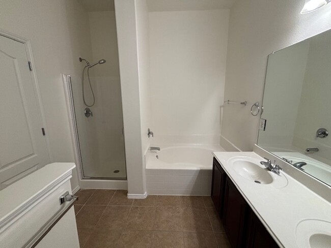 Building Photo - Cute 3 bedroom